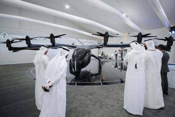 زوار يتفقدون مركبة الإقلاع والهبوط العمودية الكهربائية (eVTOL) &quot;Midnight&quot; (منتصف الليل) في جناح شركة &quot;Archer Aviation&quot; في المعرض الدولي للطيران-2023 في دبي. - سبوتنيك عربي
