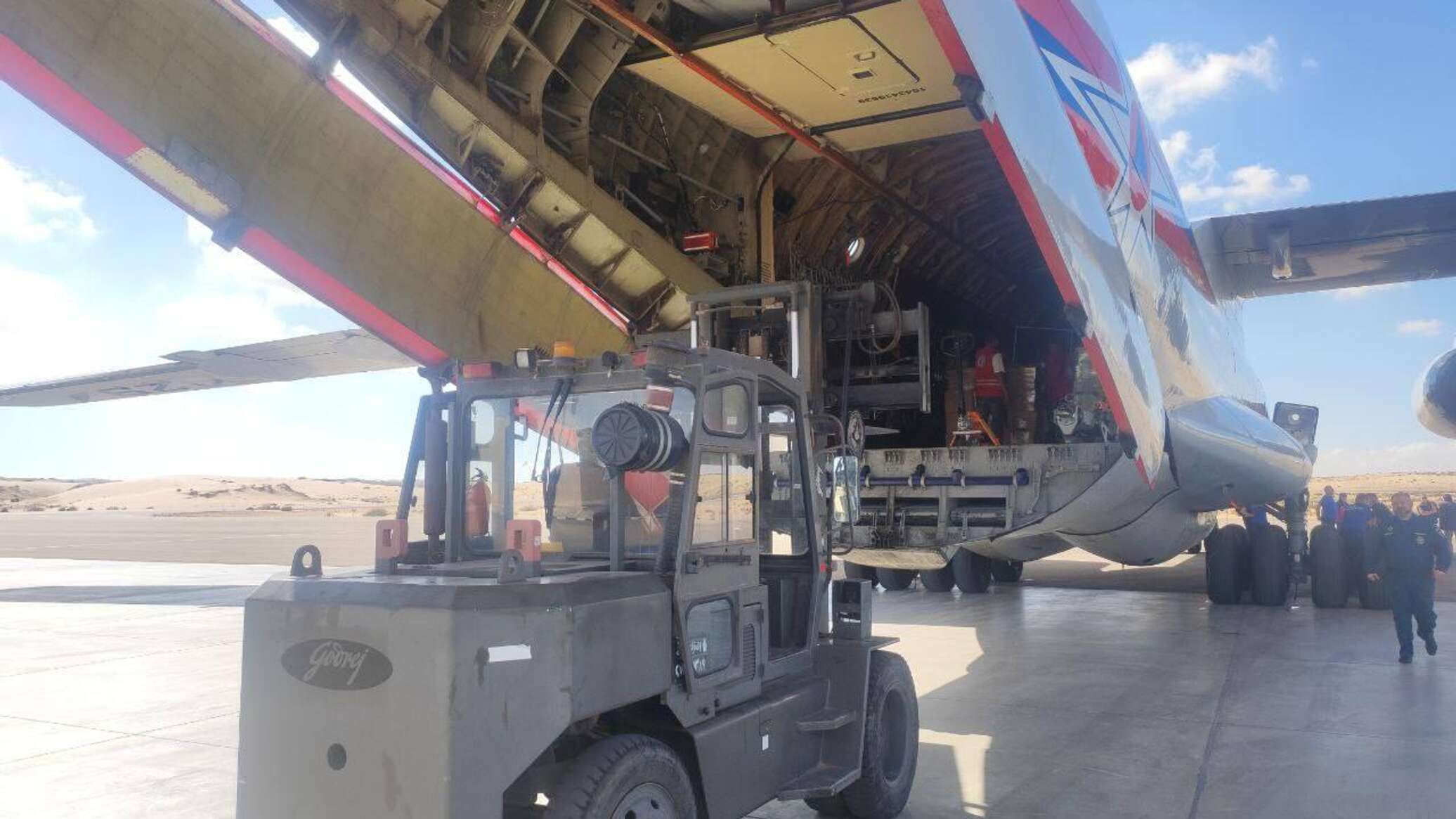الهلال الأحمر المصري يكشف لـ "سبوتنيك" عدد طائرات المساعدات التي وصلت إلى مطار العريش