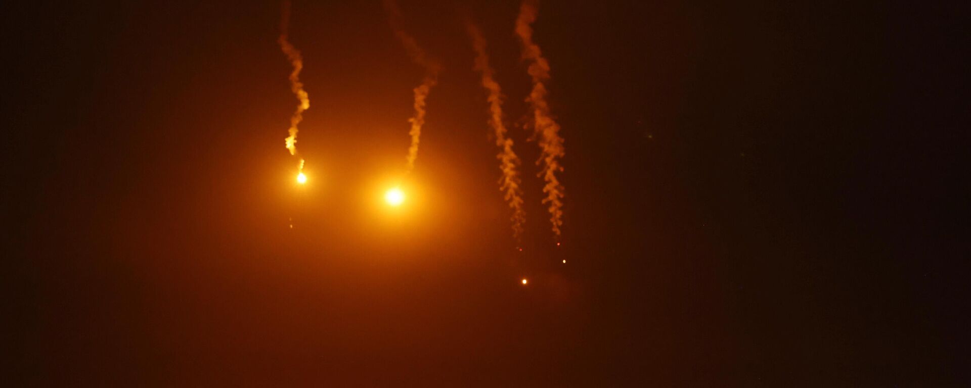 قنابل مضيئة أطلقتها القوات الإسرائيلية فوق شمال الأراضي الفلسطينية وسط معارك مستمرة مع حركة حماس، في 14 نوفمبر 2023 - سبوتنيك عربي, 1920, 18.11.2023