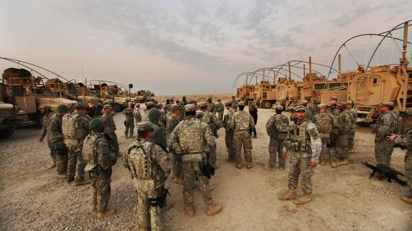 جنود من اللواء الثالث الأمريكي ينتظرون لبدء دورية داخلية في معسكر أدر، المعروف الآن باسم قاعدة الإمام علي في 16 ديسمبر 2011 بالقرب من الناصرية، العراق. - سبوتنيك عربي