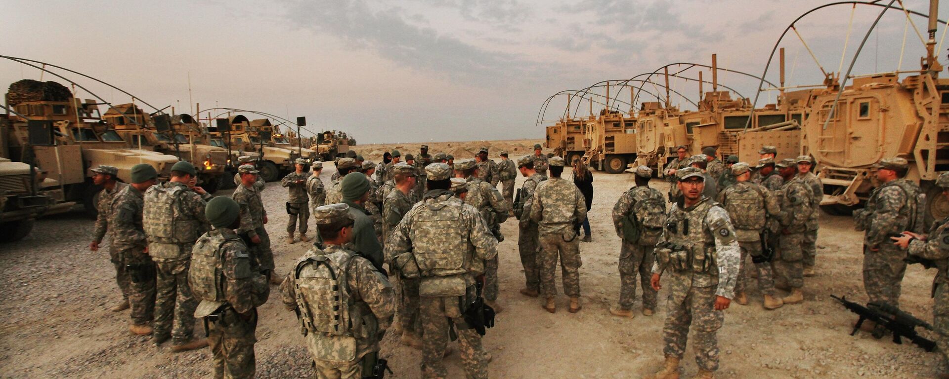 جنود من اللواء الثالث الأمريكي ينتظرون لبدء دورية داخلية في معسكر أدر، المعروف الآن باسم قاعدة الإمام علي في 16 ديسمبر 2011 بالقرب من الناصرية، العراق. - سبوتنيك عربي, 1920, 17.02.2024
