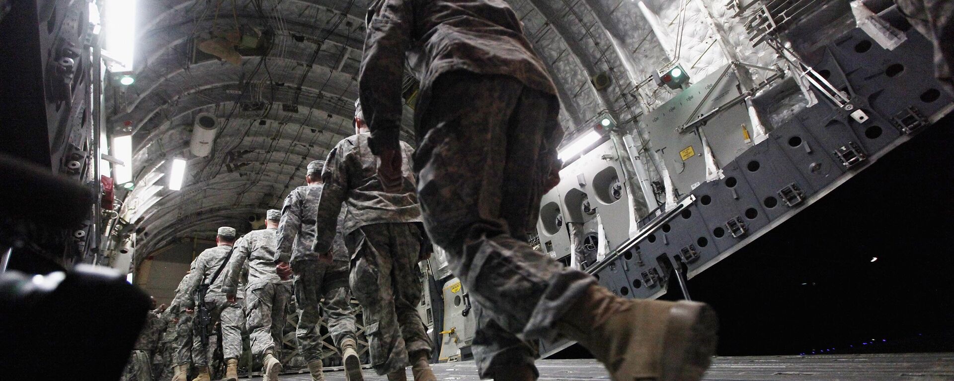 جنود أمريكيون يستقلون طائرة نقل من طراز C-17 للمغادرة من العراق في معسكر أدير (قاعدة الإمام علي) في 17 ديسمبر 2011 بالقرب من الناصرية، العراق. - سبوتنيك عربي, 1920, 06.01.2024