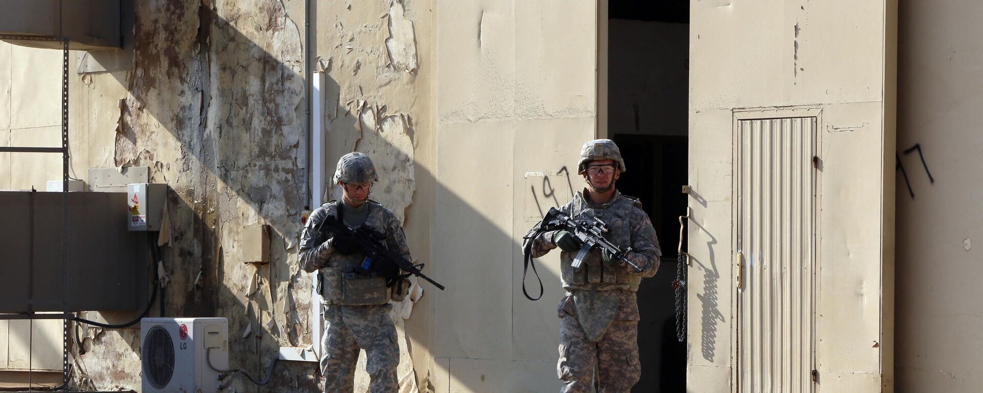 جنود أمريكيون يتجولون في مجمع قاعدة التاجي الذي يستضيف القوات العراقية والأمريكية ويقع على بعد ثلاثين كيلومترًا شمال العاصمة بغداد في 29 ديسمبر 2014 - سبوتنيك عربي, 1920, 28.12.2023
