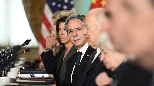 وزير الخارجية الأمريكي أنتوني بلينكن ينظر بينما يتحدث الرئيس الأمريكي جو بايدن خلال اجتماع مع الرئيس الصيني شي جين بينغ - سبوتنيك عربي