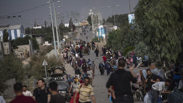 توجه الفلسطينيين إلى جنوب قطاع غزة عبر ممر صلاح الدين - سبوتنيك عربي