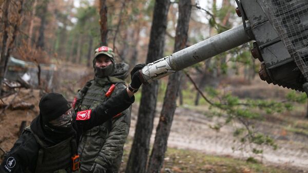 طاقم غراد من قوات المنطقة العسكرية الوسطى يطلقون النار على مواقع القوات المسلحة الأوكرانية في اتجاه كراسني ليمان في العملية العسكرية الخاصة - سبوتنيك عربي