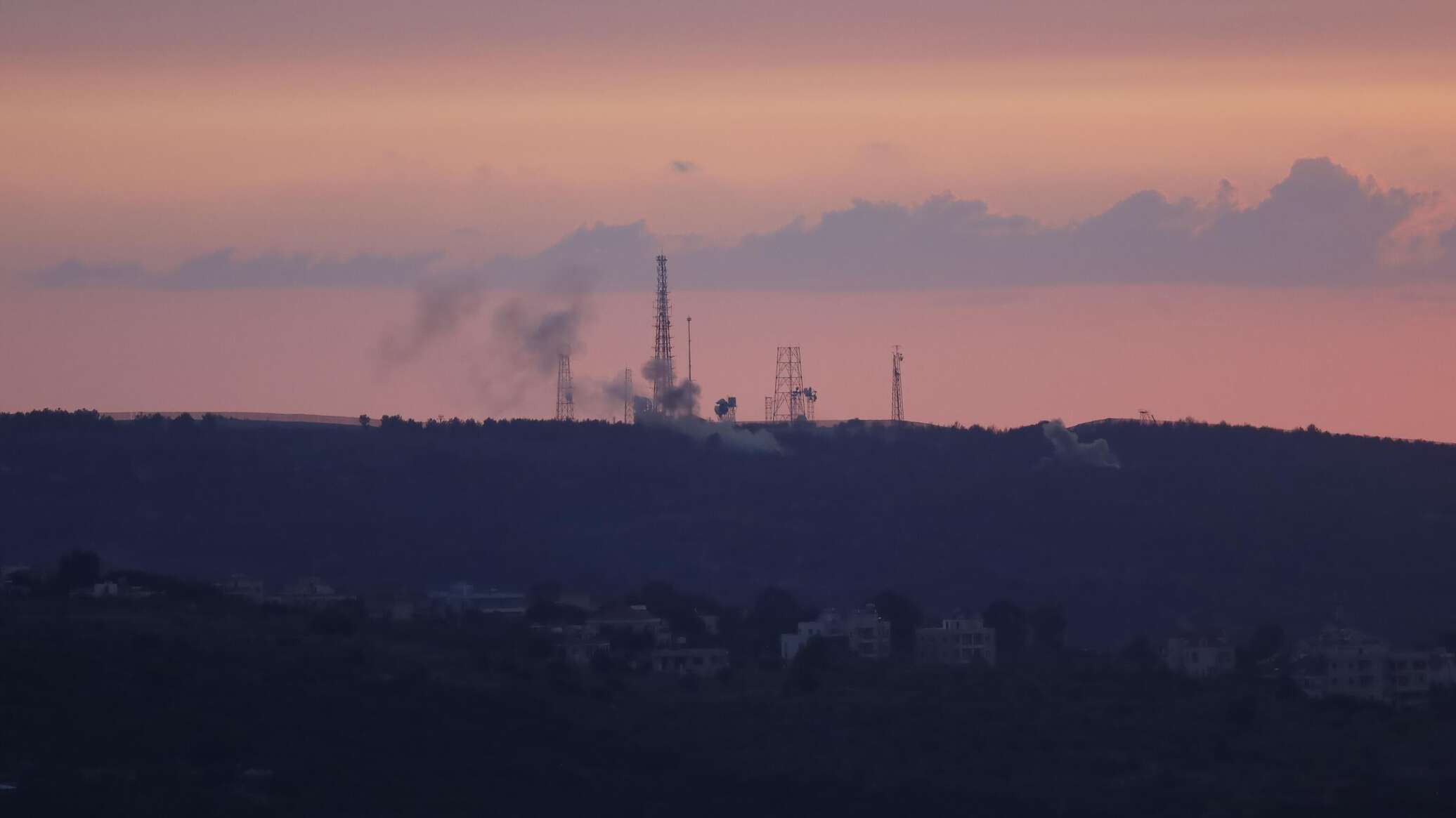 الجيش الإسرائيلي يستهدف 16 موقعا في جنوب لبنان