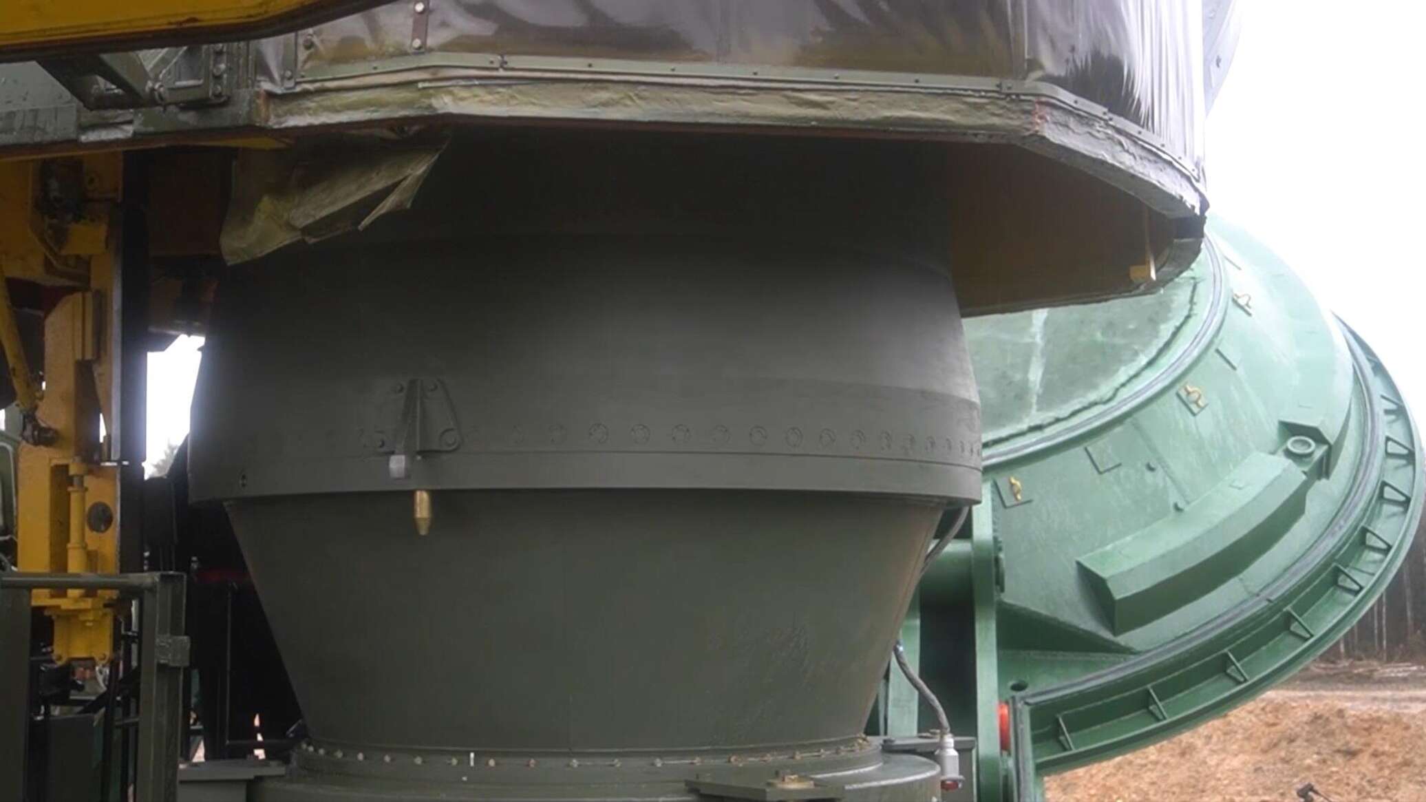 وضع صواريخ "يارس" العابرة للقارات لأول مرة بشكل ثابت داخل صوامع قاعدة كوزلسكي الروسية... فيديو