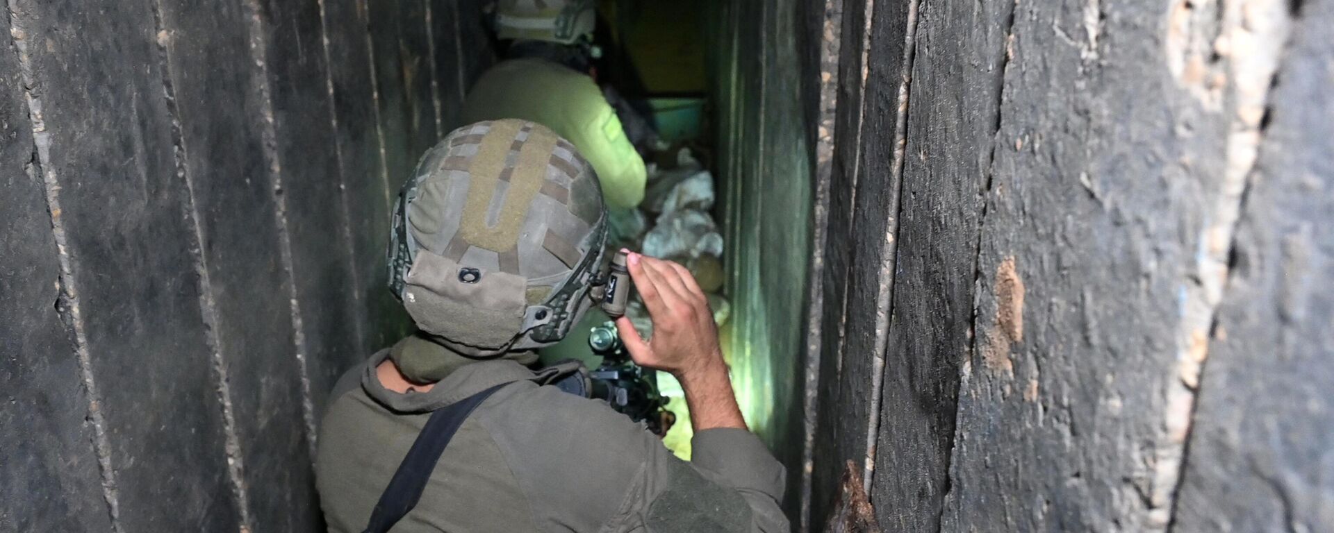 Солдаты проходят через то, что, по словам израильской армии, является туннелем, вырытым боевиками ХАМАС - سبوتنيك عربي, 1920, 20.12.2023