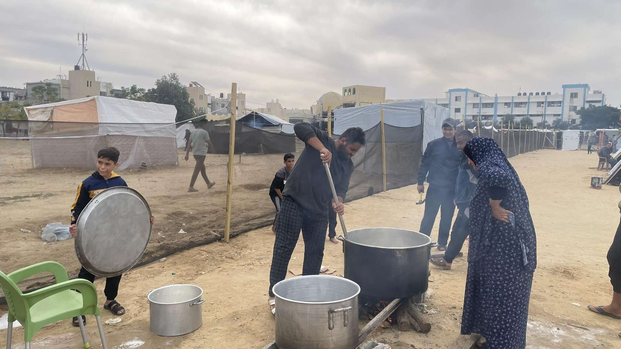 دشن مخيما كاملا لاستقبال النازحين في جنوب غزة.. فلسطيني يواجه قصف العدوان بالبناء