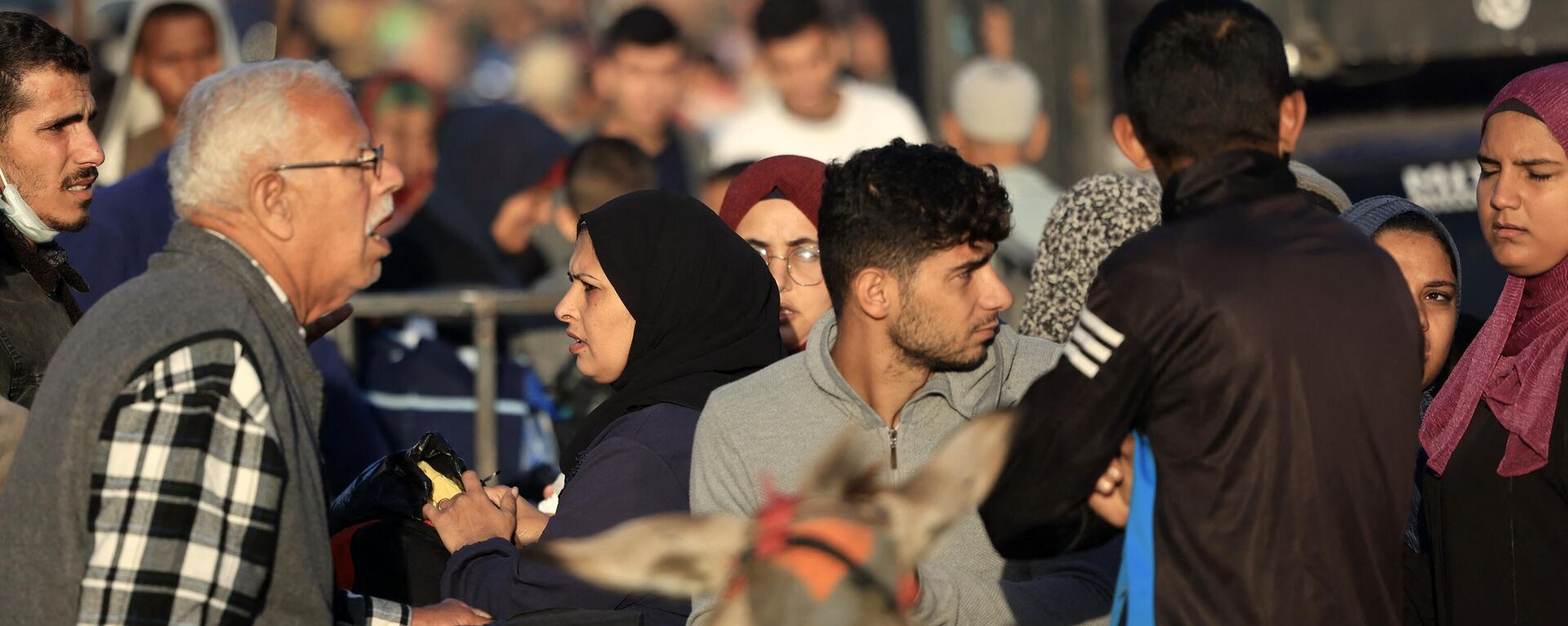 الفلسطينيون الذين لجأوا إلى ملاجئ مؤقتة يعودون إلى منازلهم في شرق خانيونس في جنوب قطاع غزة خلال الساعات الأولى من هدنة تستمر أربعة أيام بين إسرائيل وحماس، في 24 نوفمبر 2023. - سبوتنيك عربي, 1920, 25.11.2023