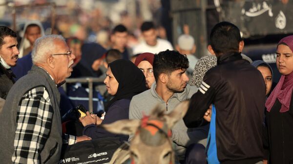 الفلسطينيون الذين لجأوا إلى ملاجئ مؤقتة يعودون إلى منازلهم في شرق خانيونس في جنوب قطاع غزة خلال الساعات الأولى من هدنة تستمر أربعة أيام بين إسرائيل وحماس، في 24 نوفمبر 2023. - سبوتنيك عربي