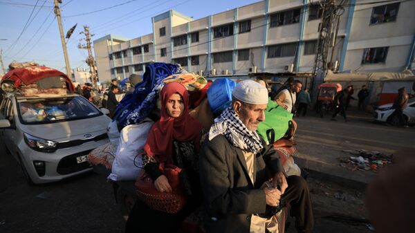 الفلسطينيون الذين لجأوا إلى ملاجئ مؤقتة يعودون إلى منازلهم في شرق خانيونس في جنوب قطاع غزة خلال الساعات الأولى من هدنة تستمر أربعة أيام بين إسرائيل وحماس، في 24 نوفمبر 2023. - سبوتنيك عربي