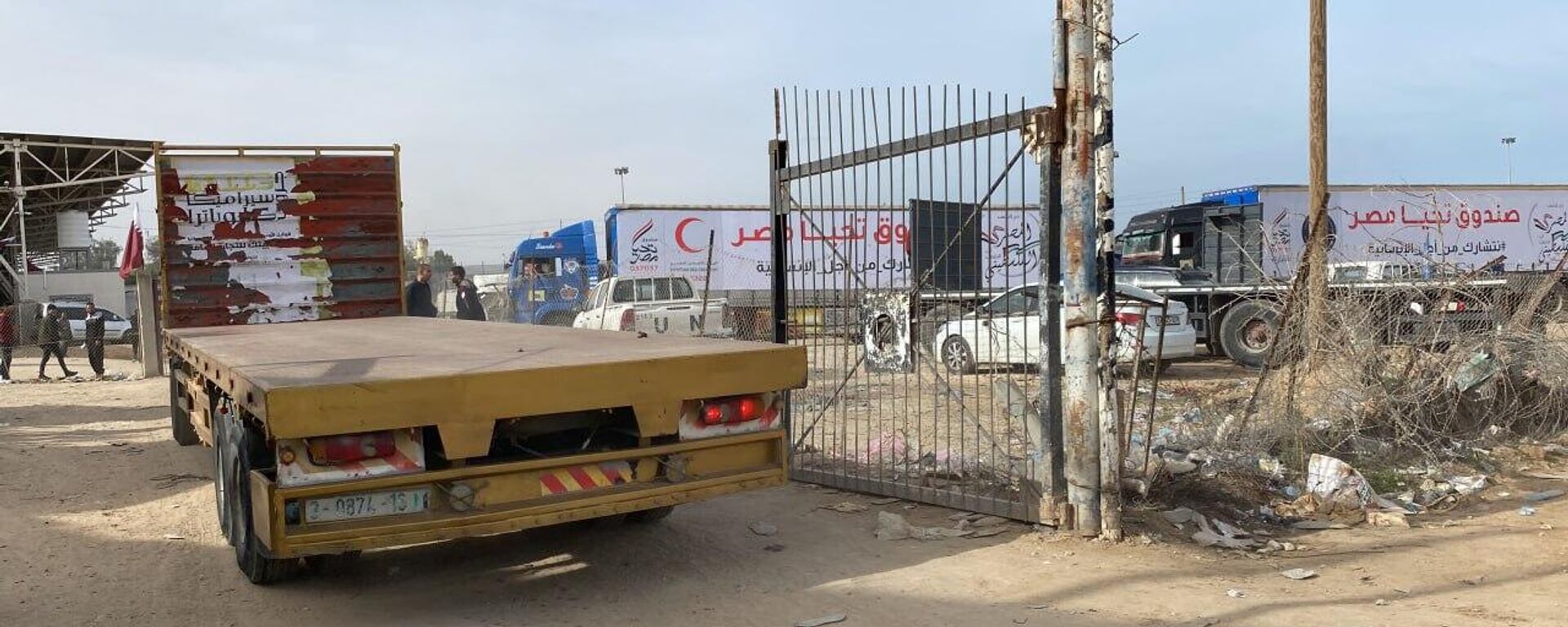 الهلال الأحمر الفلسطيني يعلن انطلاق 61 شاحنة مساعدات إلى قطاع غزة - سبوتنيك عربي, 1920, 23.02.2024