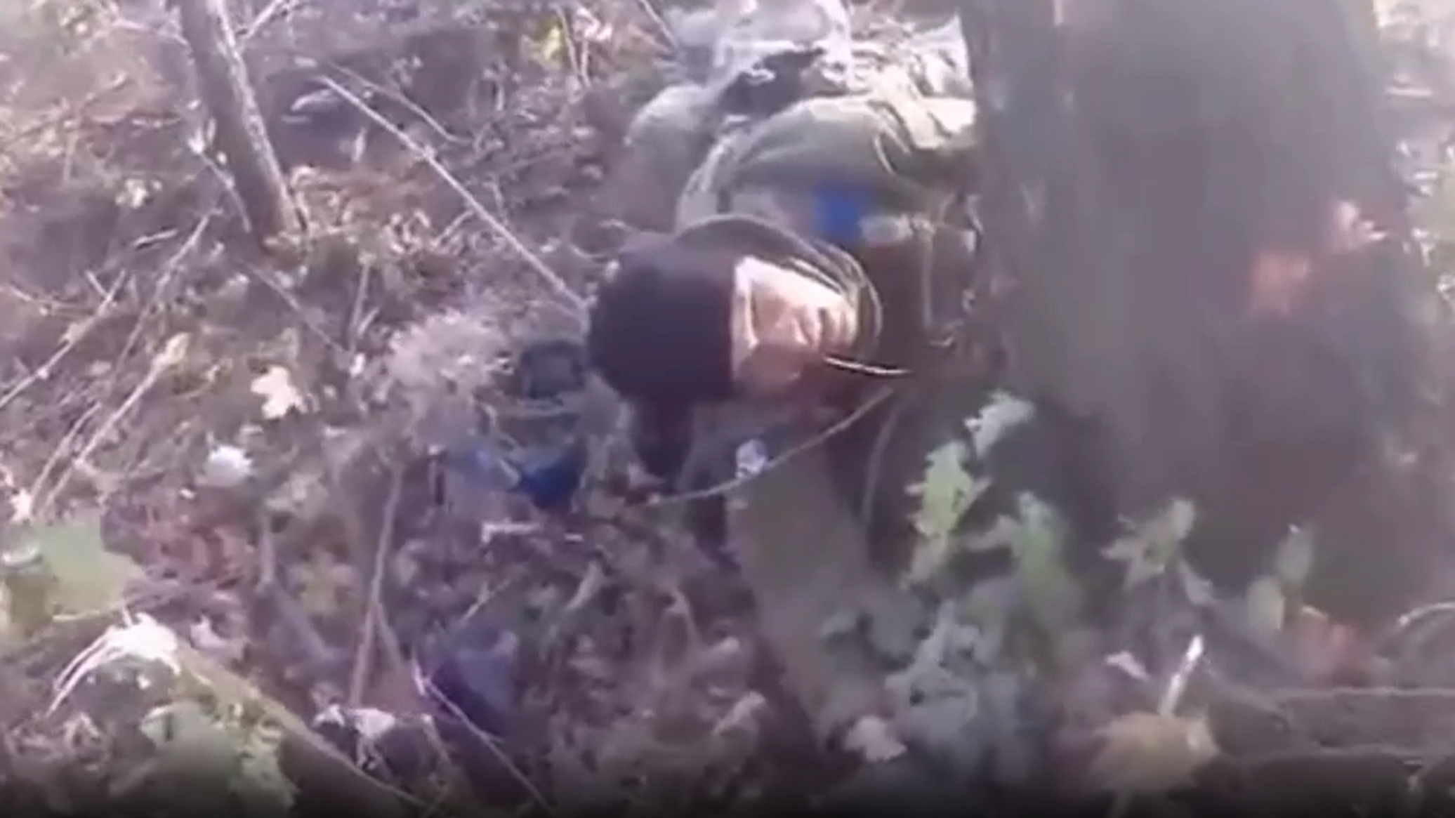 جندي روسي يواجه الموت لإنقاذ مقاتل معاد... فيديو