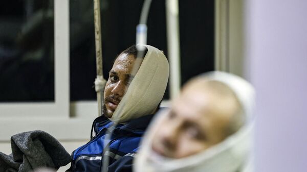 جرحى فلسطينيون من قطاع غزة، يتلقون الرعاية الطبية في مستشفى العريش في محافظة شمال شرق سيناء، في 27 نوفمبر 2023. - سبوتنيك عربي