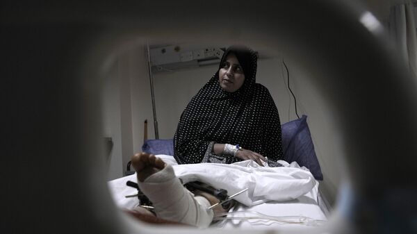 امرأة فلسطينية أصيبت خلال الحرب في غزة، تتلقى الرعاية الطبية في مستشفى العريش، مصر27 نوفمبر 2023. - سبوتنيك عربي