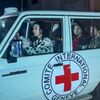 Автомобиль Международного Красного Креста с освобожденными заложниками пересекает пограничный пункт Рафах в направлении Египта, откуда их перевезут самолетом в Израиль для воссоединения со своими семьями - سبوتنيك عربي