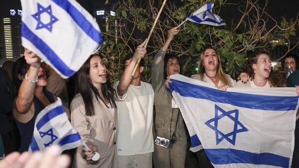 إسرائيليون يهتفون عندما تهبط مروحية إسرائيلية تحمل رهائن محررين في مركز شنايدر الطبي في تل أبيب، إسرائيل 24 نوفمبر 2023. - سبوتنيك عربي