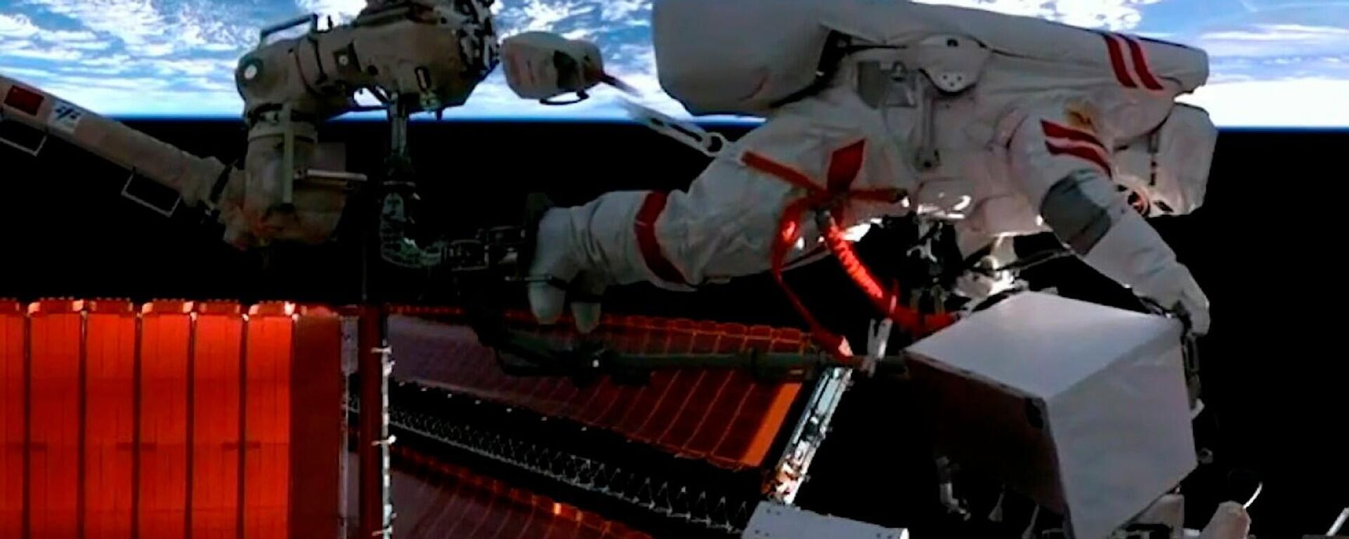 رائد الفضاء فيه جونلونغ، من طاقم شنتشو 13 يقوم بالسير في الفضاء على محطة تيانغونغ الفضائية (Tiangong Space Station) في 9 فبراير 2023. - سبوتنيك عربي, 1920, 26.01.2024