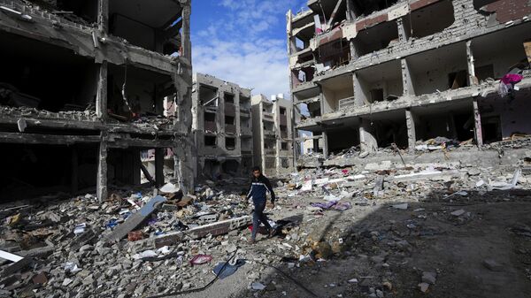 الهدنة في قطاع غزة - فلسطينيون يزورون منازلهم التي دمرتها القصف الإسرائيلي جنوب شرق مدينة غزة يوم 28 نوفمبر 2023. - سبوتنيك عربي