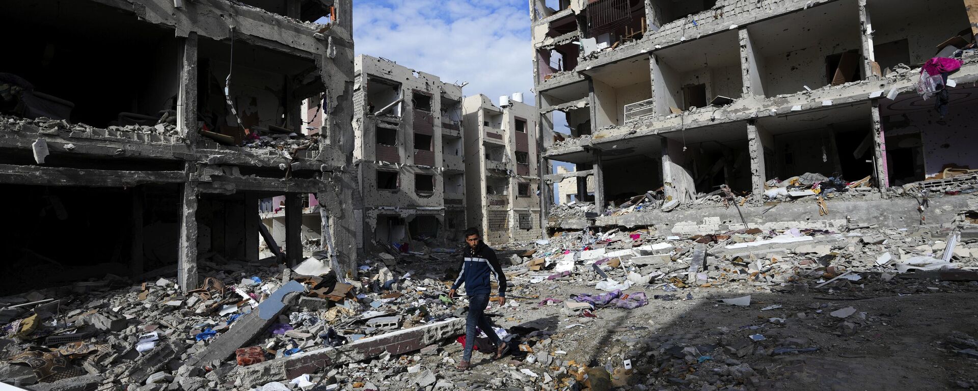 الهدنة في قطاع غزة - فلسطينيون يزورون منازلهم التي دمرتها القصف الإسرائيلي جنوب شرق مدينة غزة يوم 28 نوفمبر 2023. - سبوتنيك عربي, 1920, 31.01.2024
