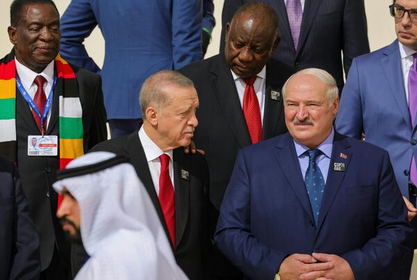 قادة العالم المشاركون والمندوبون يصلون لالتقاط صورة جماعية خلال قمة المناخ للأمم المتحدة كوب 28 (COP28) في دبي في 1 ديسمبر 2023. - سبوتنيك عربي