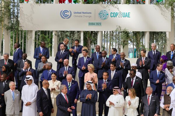 قادة العالم المشاركون والمندوبون يصلون لالتقاط صورة جماعية خلال قمة المناخ للأمم المتحدة كوب 28 (COP28) في دبي في 1 ديسمبر 2023.  - سبوتنيك عربي
