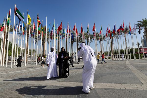 المندوبون يلتقطون صورهم في مكان انعقاد قمة الأمم المتحدة للمناخ في كوب 28 في دبي في 30 نوفمبر 2023. - سبوتنيك عربي