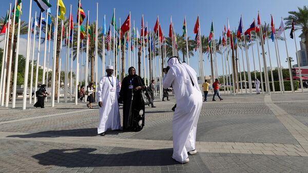 Делегаты фотографируются на месте проведения климатического саммита ООН COP28 в Дубае  - سبوتنيك عربي