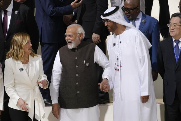 قادة العالم المشاركون والمندوبون يصلون لالتقاط صورة جماعية خلال قمة المناخ للأمم المتحدة كوب 28 (COP28) في دبي في 1 ديسمبر 2023. - سبوتنيك عربي