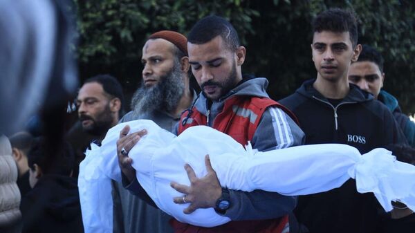 الموت كان في كل مكان صور لـسبوتنيك من عمليات الإخلاء في قطاع غزة - سبوتنيك عربي