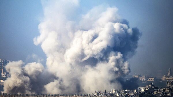Дым, поднимающийся из зданий, пострадавших от израильских ударов в ходе боев между Израилем и боевиками ХАМАС - سبوتنيك عربي