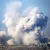 Дым, поднимающийся из зданий, пострадавших от израильских ударов в ходе боев между Израилем и боевиками ХАМАС - سبوتنيك عربي