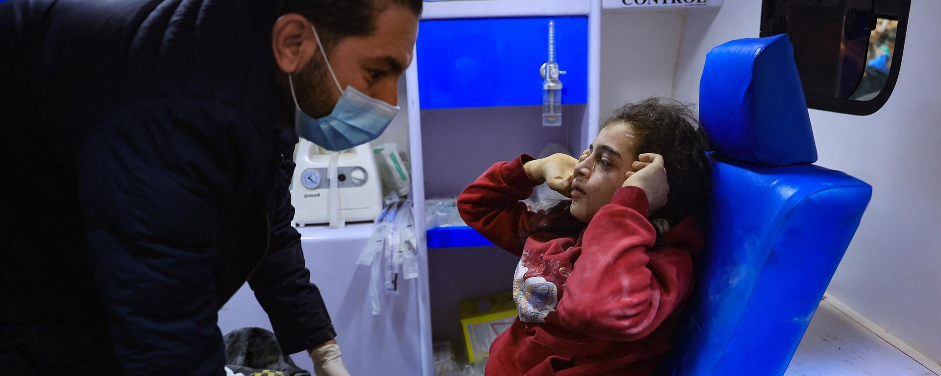 تجدد قصف الجيش الإسرائيلي على قطاع غزة،فتاة مصابة تجلس في سيارة إسعاف بعد غارة جوية إسرائيلية على مخيم رفح للاجئين في جنوب قطاع غزة في 1 ديسمبر 2023 - سبوتنيك عربي, 1920, 19.12.2023