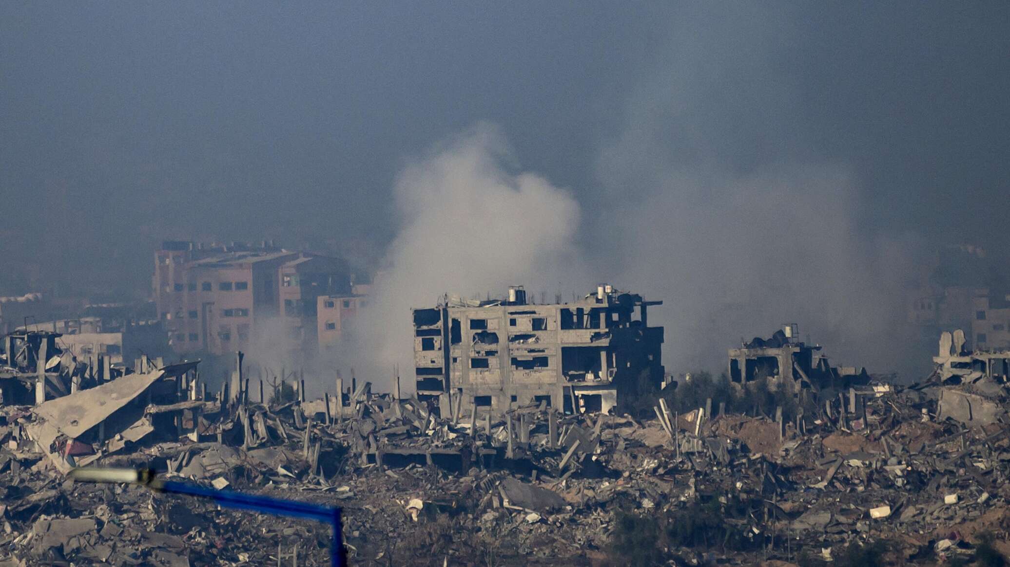 وزارة الصحة في غزة تعلن عن سقوط قتلى وجرحى ونشوب حريق عند بوابة مجمع "الشفاء" الطبي