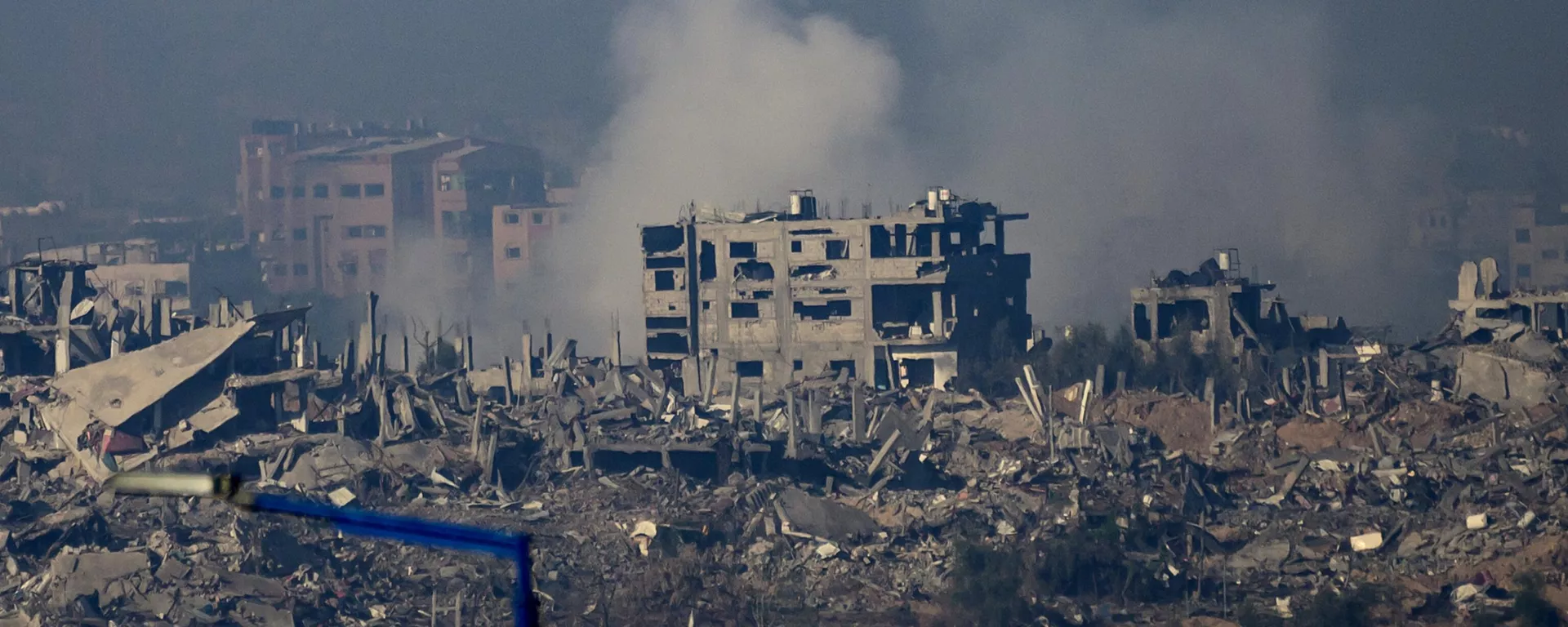 تظهر هذه الصورة المأخوذة بالقرب من الحدود مع قطاع غزة دخانا يتصاعد من المباني بعد تعرضها لضربات إسرائيلية، في 1 ديسمبر 2023. - سبوتنيك عربي, 1920, 13.01.2024