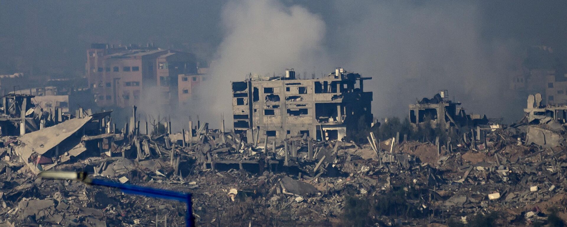 تظهر هذه الصورة المأخوذة بالقرب من الحدود مع قطاع غزة دخانا يتصاعد من المباني بعد تعرضها لضربات إسرائيلية، في 1 ديسمبر 2023. - سبوتنيك عربي, 1920, 23.03.2024