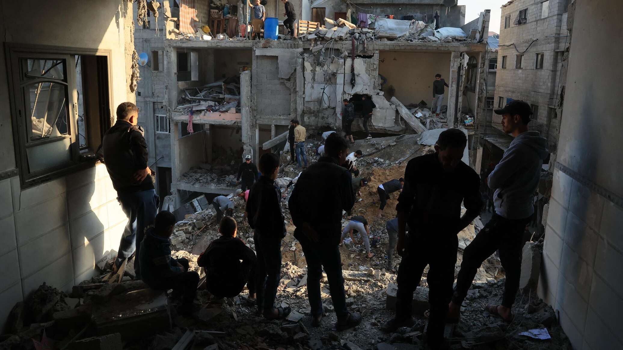 انتشال 10ضحايا فلسطينيين في قصف إسرائيلي على منزل قرب دوار الدحدوح