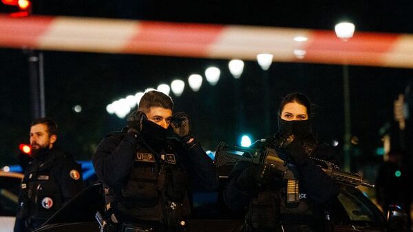 ضباط الشرطة الفرنسية يقفون للحراسة في مكان حادث الطعن في باريس، 2 ديسمبر/ كانون الأول 2023 - سبوتنيك عربي