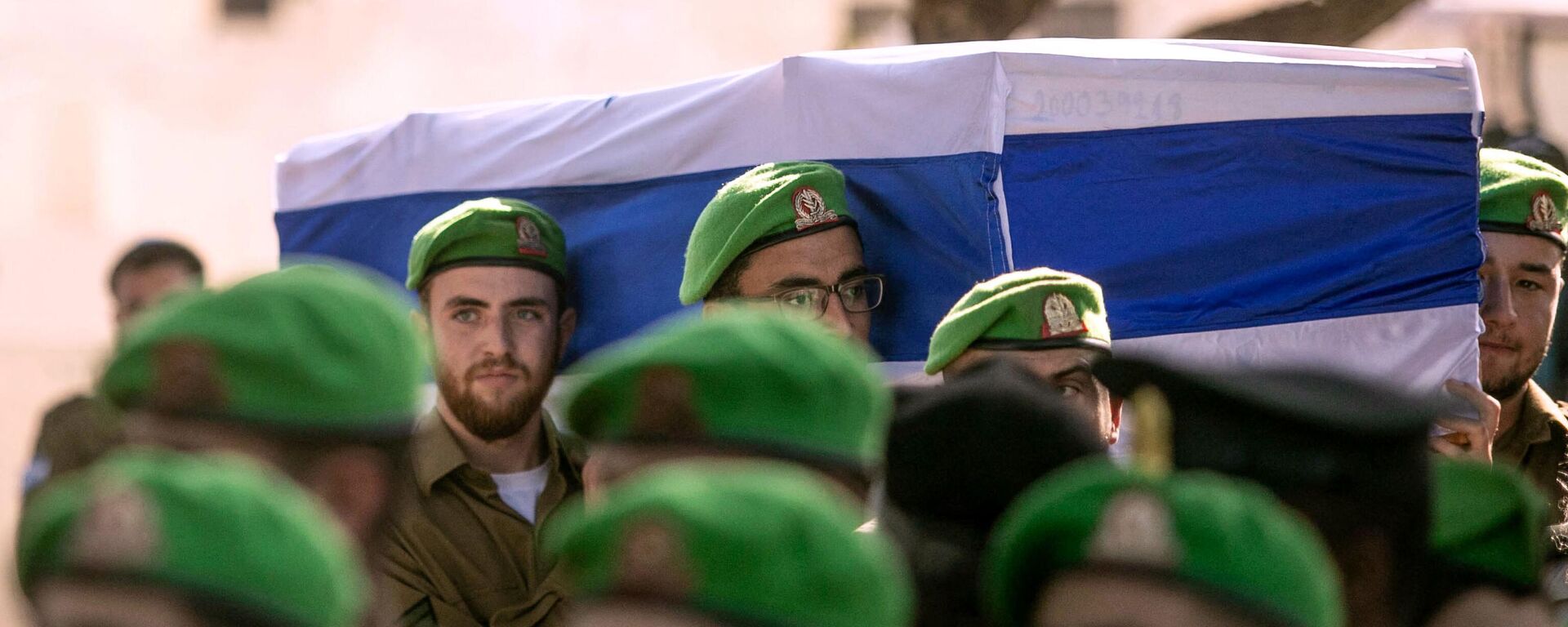 جنود إسرائيليون يحملون جثمان جندي قتل خلال المعارك بين إسرائيل وحركة حماس في قطاع غزة  - سبوتنيك عربي, 1920, 11.02.2024