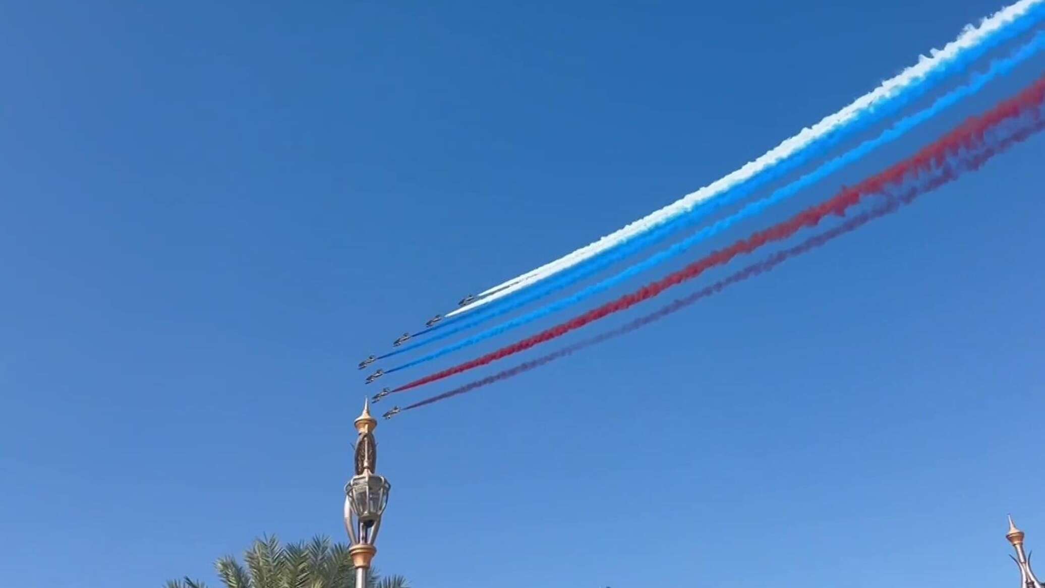 مقاتلات إماراتية ترحب ببوتين برسم علم روسيا في سماء أبو ظبي... فيديو