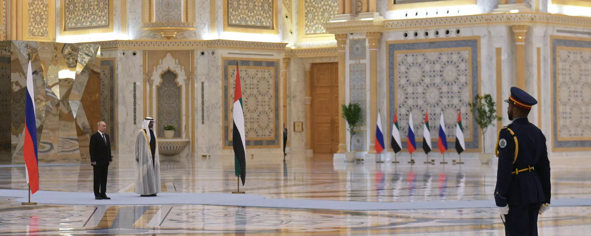 الرئيس الروسي فلاديمير بوتين ورئيس الإمارات العربية المتحدة الشيخ محمد بن زايد آل نهيان في مراسم الترحيب الرسمي في قصر الوطن في أبو ظبي. - سبوتنيك عربي, 1920, 06.12.2023