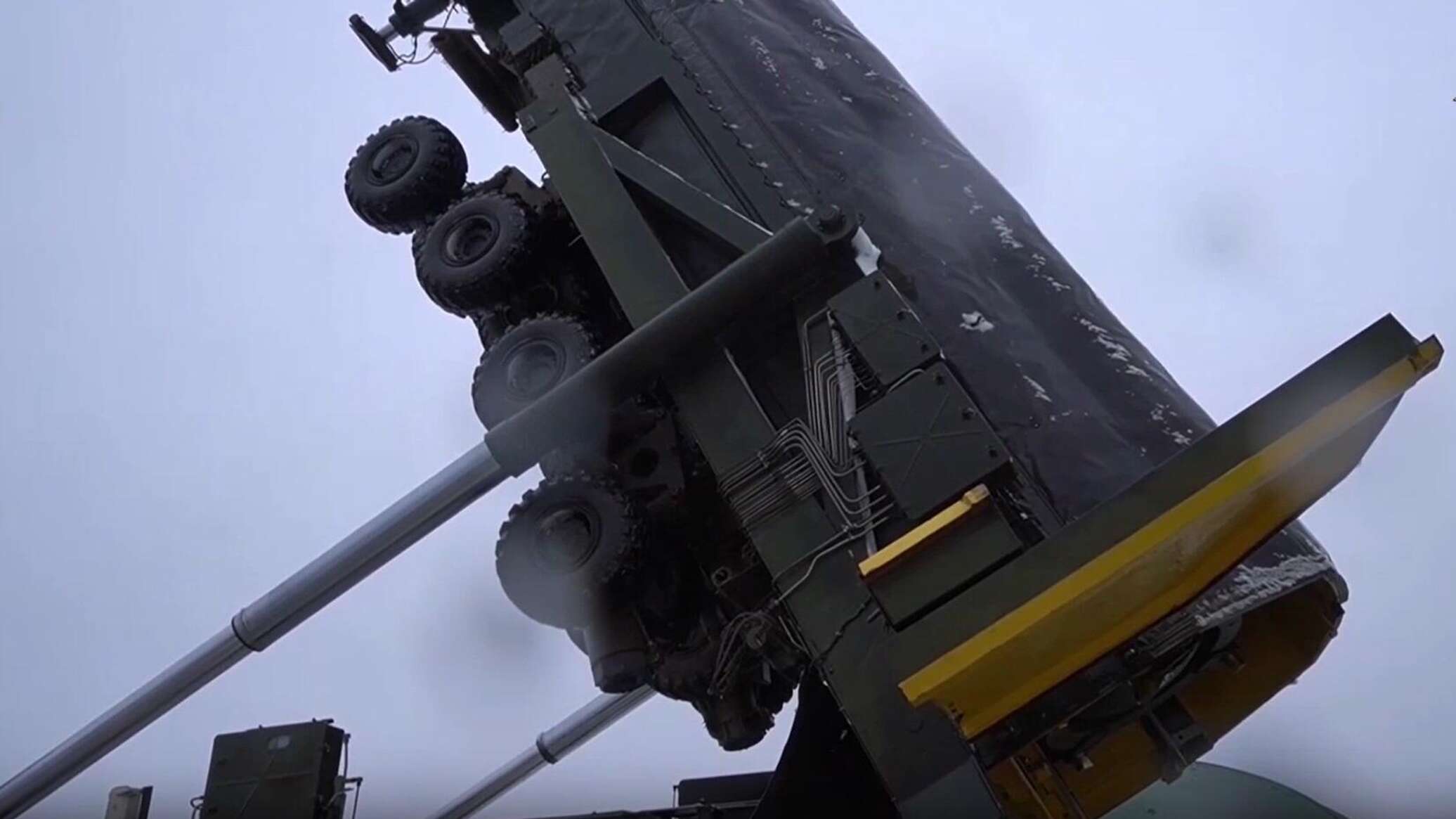 وضع صاروخ "يارس" العابر للقارات داخل منصة الإطلاق في قاعدة كوزيلسك الروسية... فيديو