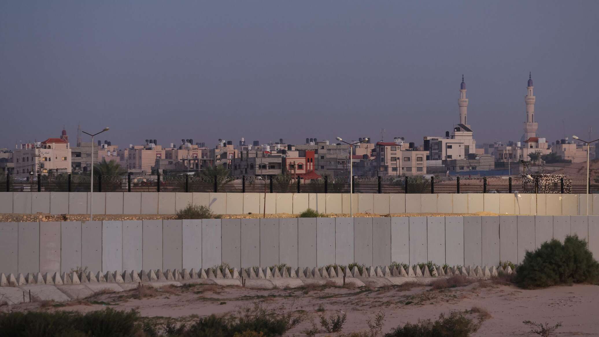 ما هو محور فيلادلفيا الفاصل بين غزة ومصر ولماذا تقصفه إسرائيل؟