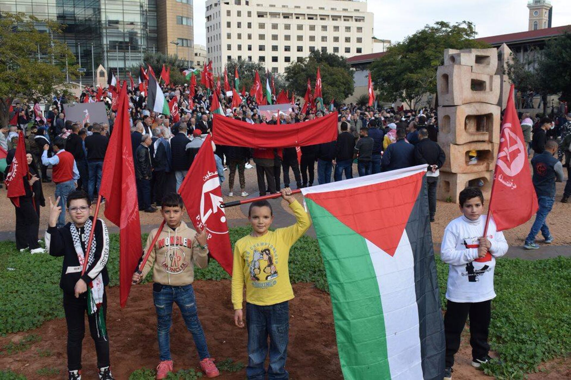 وقفة تضامنية مع غزة للجبهة الشعبية لتحرير فلسطين أمام مبنى الاسكوا. - سبوتنيك عربي, 1920, 17.12.2023