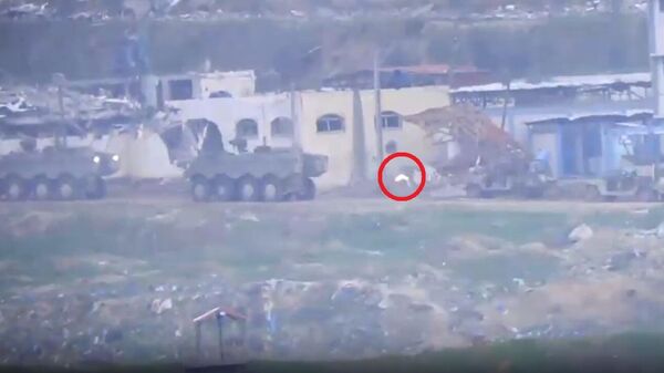 صاروخ تابع لـكتائب القسام لحظة استهداف رتل عسكري إسرائيلي  - سبوتنيك عربي