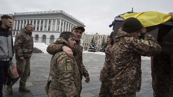 جنود أوكرانيون يحملون نعش رفيقهم في كييف - سبوتنيك عربي