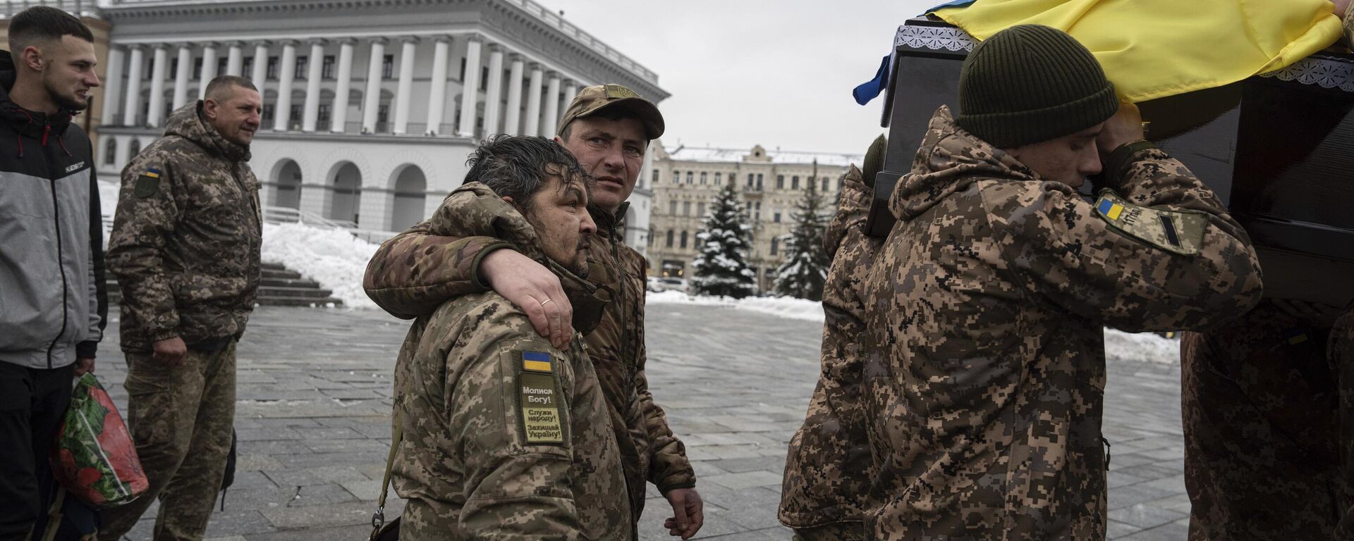 جنود أوكرانيون يحملون نعش رفيقهم في كييف - سبوتنيك عربي, 1920, 30.03.2024