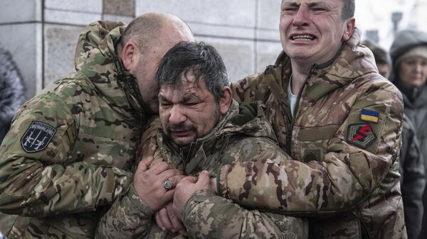 جنود أوكرانيون يبكون بالقرب من نعش رفيقهم - سبوتنيك عربي